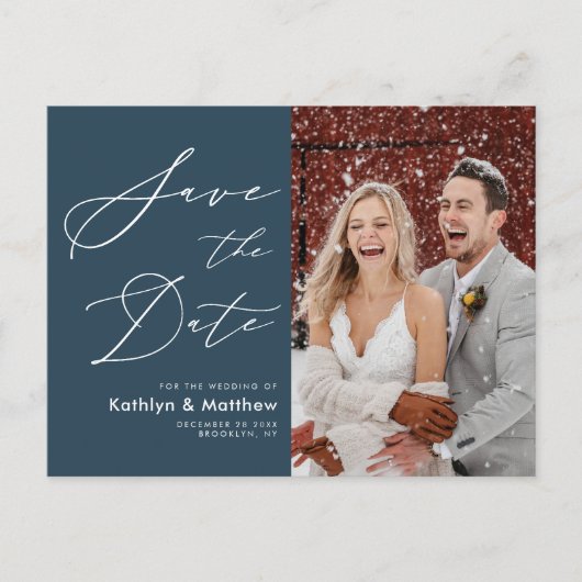 Dusty Blue Modern Script Wedding Save the Date Aankondigingskaart (Voorkant)