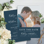 Dusty Blue Modern Typography Simple Photo Wedding Save The Date<br><div class="desc">Dusty Blue Modern Typography Simple Photo Wedding Save the Date Invitation Kaart. Laat je familie, vrienden en collega's weten dat je een datum hebt vastgesteld voor je trouwfeest met deze elegante, stijlvolle en moderne bruiloft, behalve de datum van uitnodiging. Alle teksten zijn vooraf geregeld zodat u zich gemakkelijk en snel...</div>