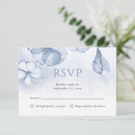 Dusty Blue Modern Waterverf Floral Wedding RSVP Kaartje (Staand voorkant)