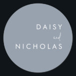 Dusty Blue Modern Wedding Verloving Ronde Sticker<br><div class="desc">Dusty Blue Modern Wedding Verloving Classic Round Sticker Zie overeenkomend collectie in niche en nestwinkel</div>
