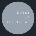 Dusty Blue Modern Wedding Verloving Ronde Sticker<br><div class="desc">Dusty Blue Modern Wedding Verloving Classic Round Sticker Zie overeenkomend collectie in niche en nestwinkel</div>