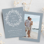 Dusty Blue Moderne Boho Wildflower bruiloft foto Save The Date<br><div class="desc">Deze elegante bruiloft bewaar de datumkaart is voorzien van wilde bloemen silhouet krans met uw foto op de achterkant. Voor meer geavanceerde aanpassing van dit ontwerp,  klikt u op de BLUE DESIGN TOOL BUTTON hierboven!</div>