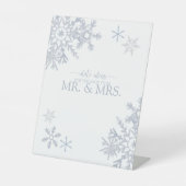 Dusty Blue Moderne Sneeuwvlok Winter Datum Ideeën Reclamebord Met Voetstuk (Voorkant)