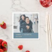 Dusty Blue Moderne Trouwfoto Aangepaste Naam Datum Servet (Insitu)