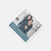 Dusty Blue Moderne Trouwfoto Aangepaste Naam Datum Servet (Hoek)