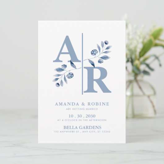 Dusty Blue Monogram bruiloft uitnodiging (Staand voorkant)