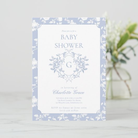 Dusty Blue Monogram Crest Baby shower Invitation Kaart (Staand voorkant)