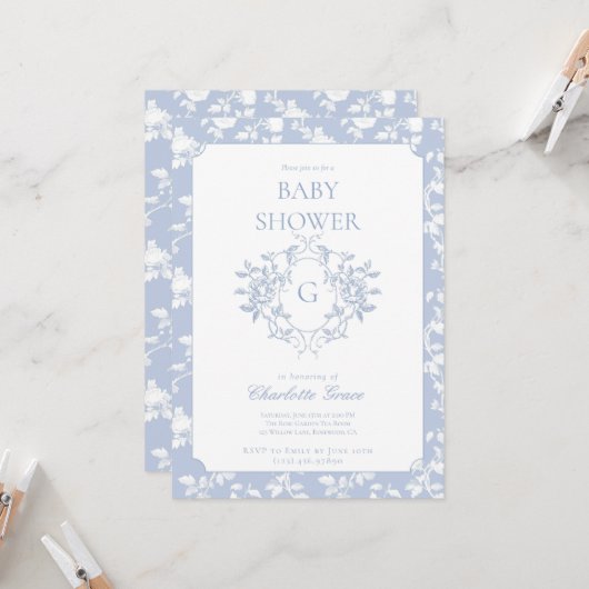 Dusty Blue Monogram Crest Baby shower Invitation Kaart (Voorkant / Achterkant in situ)
