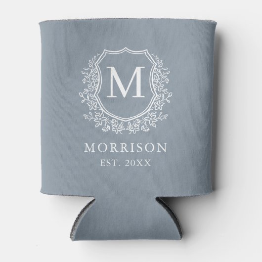 Dusty Blue Monogram Crest Botanische bruiloft Blikjeskoeler (Voorkant)