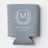 Dusty Blue Monogram Crest Botanische bruiloft Blikjeskoeler (Achterkant)