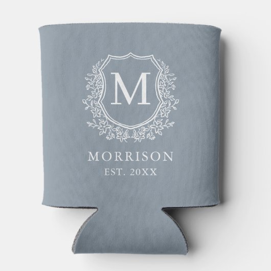 Dusty Blue Monogram Crest Botanische bruiloft Blikjeskoeler (Achterkant)
