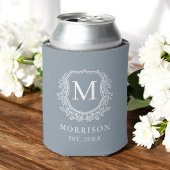 Dusty Blue Monogram Crest Botanische bruiloft Blikjeskoeler