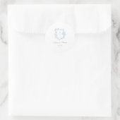 Dusty Blue Monogram Crest Bruiloft Envelop Seal Ronde Sticker (Tas)