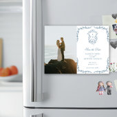 Dusty Blue Monogram  Crest Sla de datum op Magnetische Uitnodiging