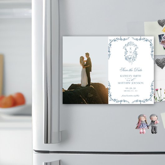 Dusty Blue Monogram  Crest Sla de datum op Magnetische Uitnodiging