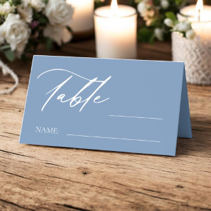 Dusty Blue Monogram Crest Trouwtafel Nummer Plaatskaartje