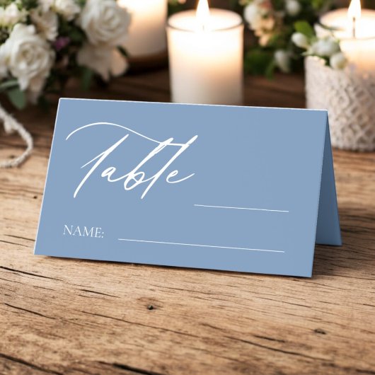 Dusty Blue Monogram Crest Trouwtafel Nummer Plaatskaartje