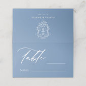 Dusty Blue Monogram Crest Trouwtafel Nummer Plaatskaartje (Buitenkant ongevouwen)
