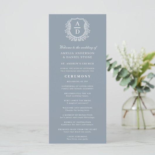 Dusty Blue Monogram Crest Wedding Program (Staand voorkant)