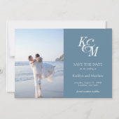Dusty Blue Monogram Elegant Classic Save the Date Magnetische Uitnodiging (Voorkant)