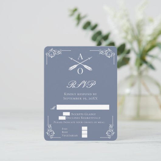 Dusty Blue Monogram en Pijlen Bruiloft RSVP Kaart (Staand voorkant)