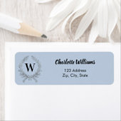 Dusty blue monogram initiaal krans retour adres etiket (Insitu)
