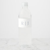 Dusty Blue Monogram Initialen Modern Wedding Waterfles Etiket (Voorkant)