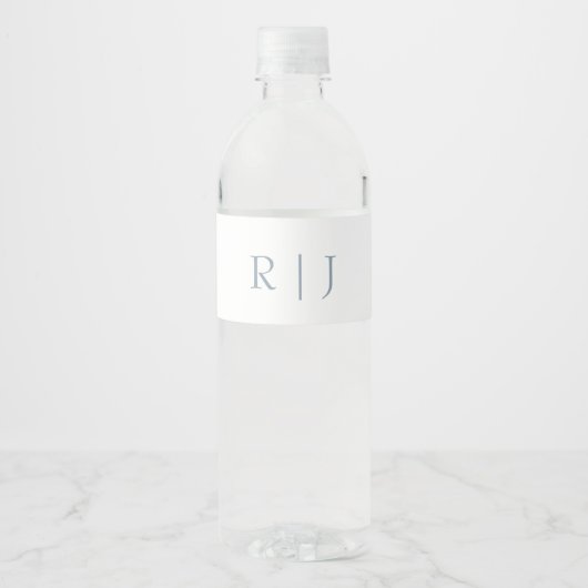 Dusty Blue Monogram Initialen Modern Wedding Waterfles Etiket (Voorkant)