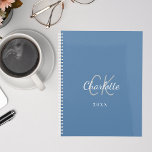 Dusty blue monogram initialen naam 2025 planner<br><div class="desc">Roze blauwe achtergrond en witte tekst. Pas uw monogram initialen,  naam en een jaar aan en voeg deze toe.</div>