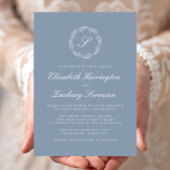 Dusty Blue Monogram Krans White Script Wedding Kaart