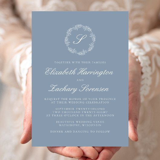 Dusty Blue Monogram Krans White Script Wedding Kaart