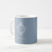 Dusty Blue Monogram Naam Elegant  Crest Koffiemok (Voorkant links)