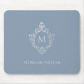 Dusty Blue Monogram Naam Elegant Crest Muismat (Voorkant)