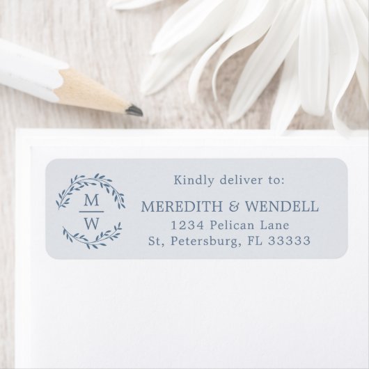 Dusty Blue Monogram RSVP Mailing Etiket (Insitu)