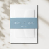 Dusty Blue Monogram Wedding Belly Band Uitnodigingen Wikkel