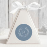 Dusty Blue Monogram Wedding Ronde Sticker<br><div class="desc">Sluit uw uitnodigingen af en spreek dankbaarheid uit met onze Dusty Blue Monogram Wedding Stickers. Deze stickers zijn ideaal voor envelopzegels of gunstetiketten en hebben het monogram en de klassieke elegantie en voegen een finale vleugje verfijning toe aan uw huwelijksbriefpapier.</div>