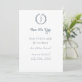 Dusty Blue Monogram Wreath Save the Date Card Kaart (Staand voorkant)