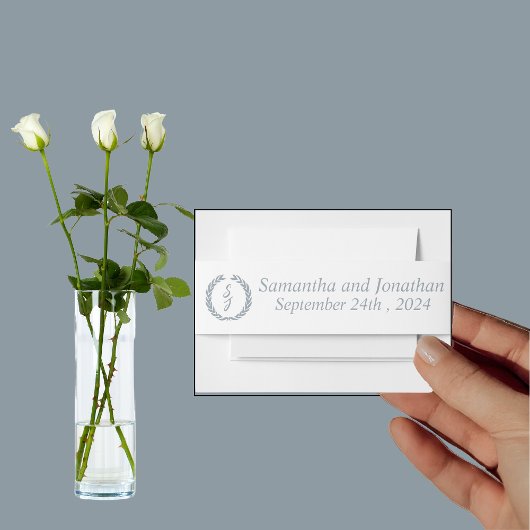 Dusty Blue Monogram Wreath White Wedding Uitnodigingen Wikkel