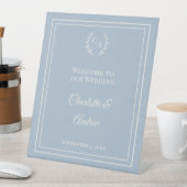Dusty blue monogrammed elegant wedding welcome  reclamebord met voetstuk (Insitu)