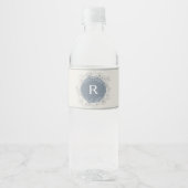 Dusty Blue Monogrammed Wedding Waterfles Etiket (Voorkant)