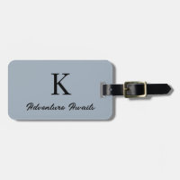 Dusty Blue Monograms Adventure wacht op een gesche