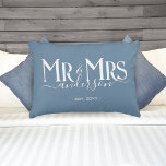 Dusty Blue Mr & Mrs Pas getrouwd Paar Bruiloft Accent Kussen<br><div class="desc">Vier je heilige huwelijk met deze schattige Mr en Mrs bruiloft kussen voor pasgetrouwde koppels. Pas het aan door uw achternaam / achternaam en trouwjubileumdatum toe te voegen. Stoffige blauwe kleur met wit elegant lettertype. Geweldig voor een vrijgezellenfeest of jubileum / huwelijkscadeau voor een man en vrouw.</div>