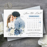 Dusty Blue Navy Champagne Ivory Floral kalender Save The Date<br><div class="desc">Roustblauw bloemkalender voor de bruiloft, behalve de datumkaart met de elegante bouquet van blauw van de marine, koninklijk blauw, wit, goud, champagne-ivoor, zwart roos, ranunculus bloemknoppen en groene eucalyptusbladeren en elegante waterverf boquet. Neem contact met mij op voor hulp bij aanpassingen of als u een ander product nodig hebt met...</div>