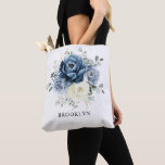 Dusty Blue Navy Champagne Ivory Floral Wedding Tot Tote Bag<br><div class="desc">Stusty blue floral bruiloft bridesmaid gift bag met elegante bouquet van blauw,  koninklijk blauw,  wit,  goud,  champagne-ivoor,  zwart roos,  ranunculus flower buds,  groene eucalyptusbladeren en elegante waterverf bouquet. Neem contact met mij op voor hulp bij aanpassingen of als u een ander product nodig hebt met dit ontwerp.</div>