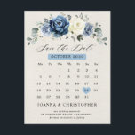 Dusty Blue Navy Champagne Ivory Save the Date Post Briefkaart<br><div class="desc">Stustblauw bloemkalender met de datum waarop het briefkaart wordt opgeslagen met elegante bouquet van blauw van de marine, koninklijk blauw, wit, goud, champagne-ivoor, zwart roos, ranunculus bloemknoppen en groene eucalyptusbladeren en elegante waterverf bouquet. Neem contact met mij op voor hulp bij aanpassingen of als u een ander product nodig hebt...</div>