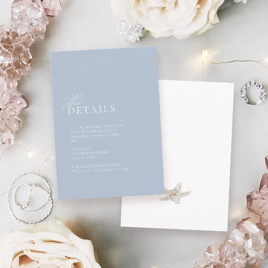 Dusty blue oceanische details over strandbruiloft informatiekaartje
