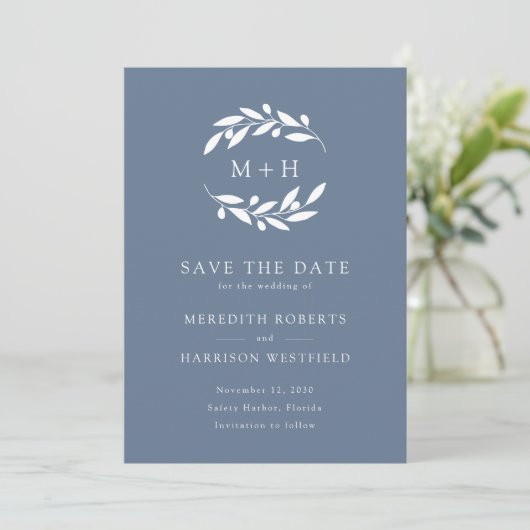 Dusty Blue Olive Branch Monogram krans bruiloft Save The Date (Staand voorkant)