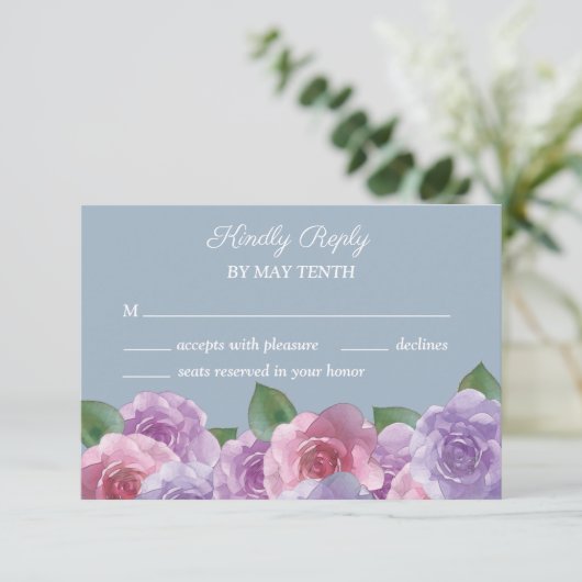 Dusty Blue Paars Pink Floral Wedding RSVP Kaart (Staand voorkant)