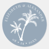 Dusty Blue Palm Tree Beach Tropische bruiloft Ronde Sticker (Voorkant)