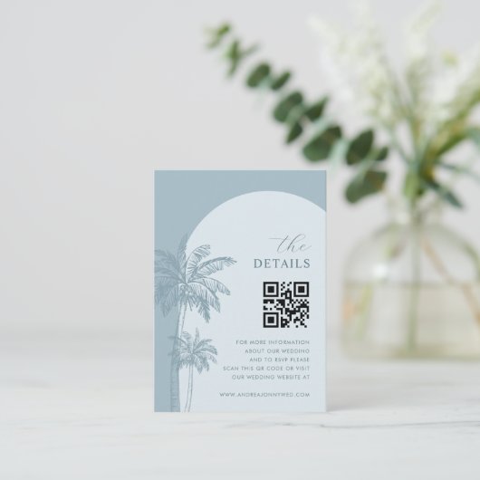 Dusty Blue Palm Trees QR Code Details Huwelijk Informatiekaartje (Staand voorkant)